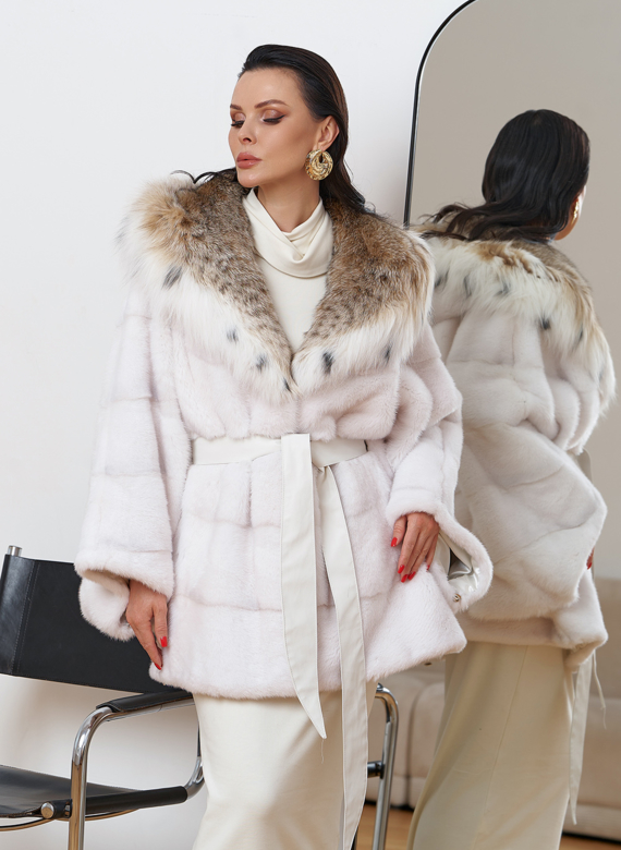 Короткая светлая шуба с рысью