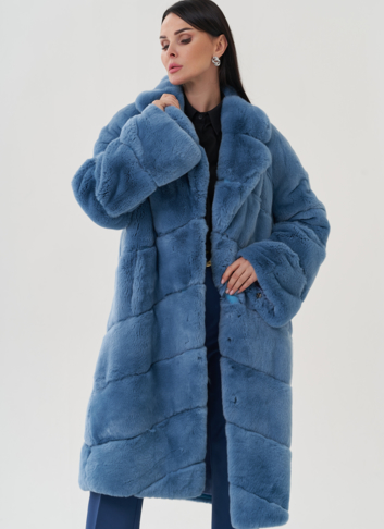 Шуба из меха кролика синего цвета с английским воротником