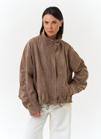 Женская куртка из эко замши с воротником стойкой