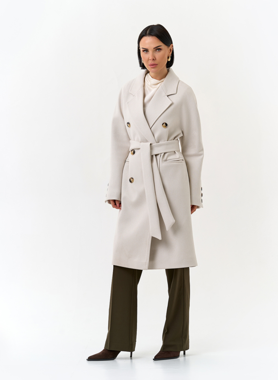 Светлое женское пальто с поясом