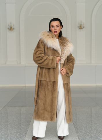 Женская шуба из меха норки с капюшоном из меха рыси