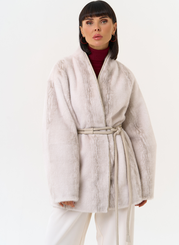 Светлая шуба из эко меха