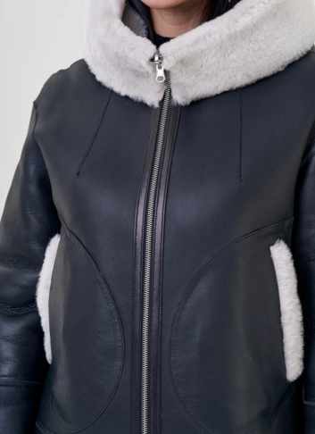 Двухсторонняя женская дубленка с капюшоном фото