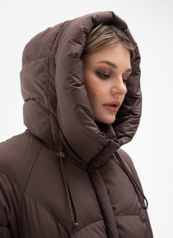 Женский пуховик с капюшоном и поясом