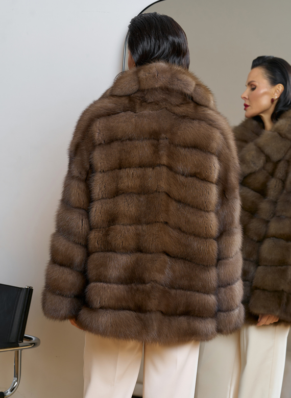 Женская шуба из куницы с английским воротником
