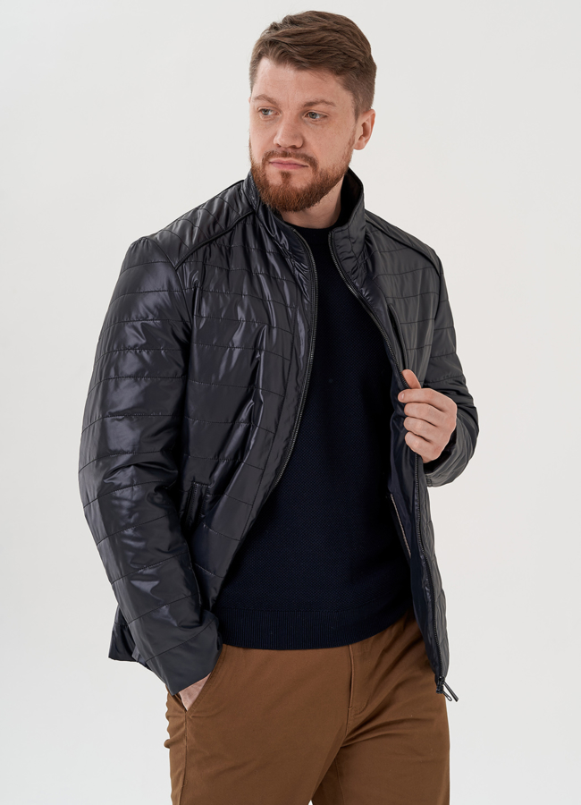 Куртка мужская черного цвета  модель № 24360 меха малина