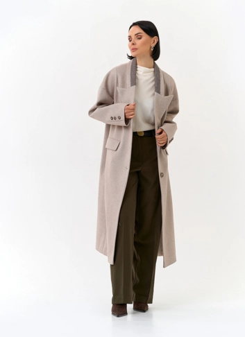Женское пальто с акцентным воротником