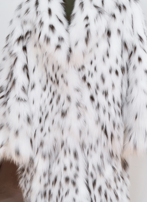 Длинная шуба из меха лисы белого цвета