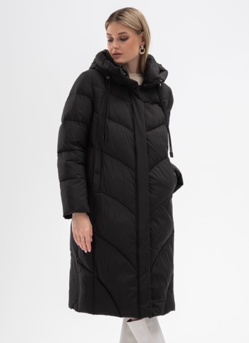 Женский пуховик черного цвета с капюшоном