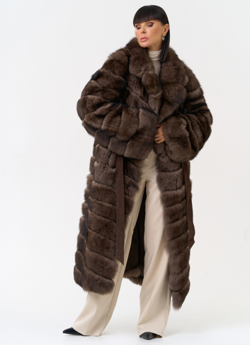 Длинная шуба из меха песца с английским воротником Длинная шуба из меха песца с английским воротником