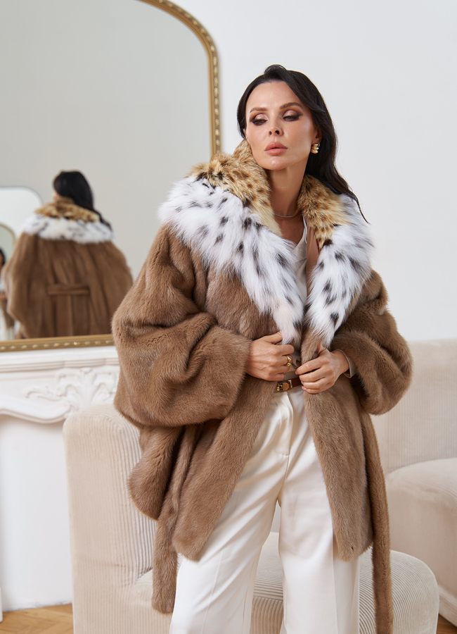 Женская шуба из меха норки с капюшоном  модель № 30693 универмаг малина