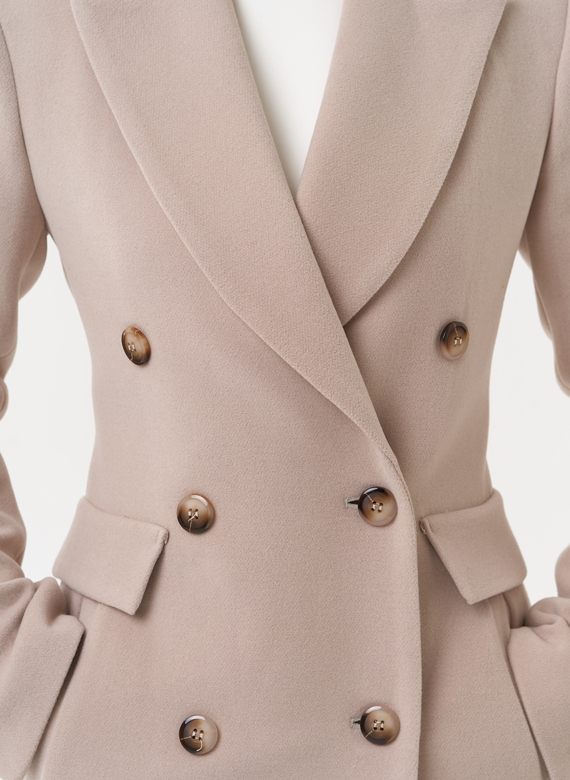 Длинное женское пальто с английским воротником