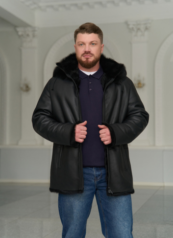 Мужская дубленка черного цвета с капюшоном