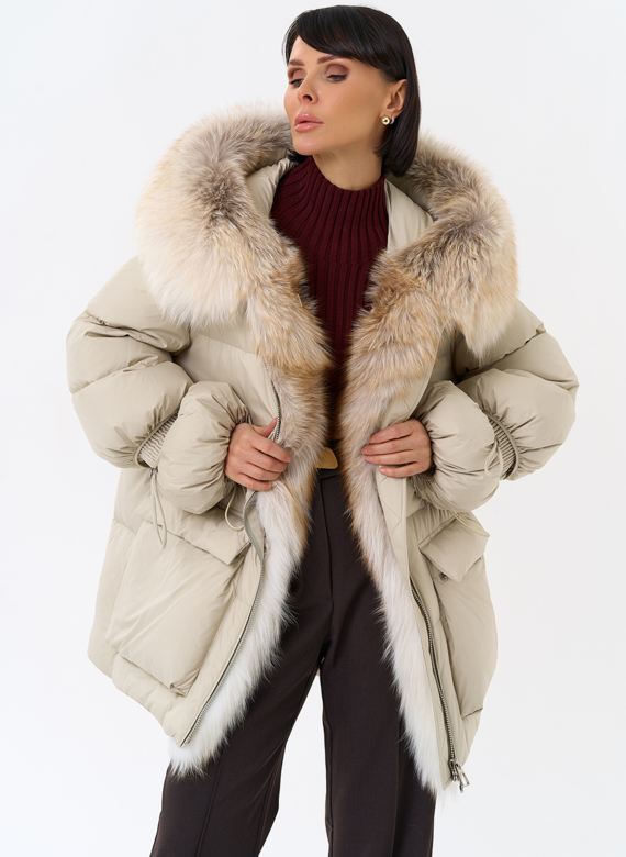 Женский пуховик с капюшоном из меха лисы