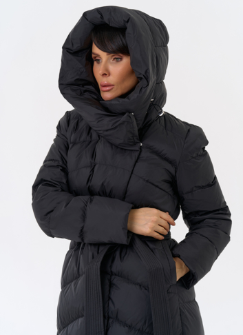 Женский длинный пуховик черного цвета с капюшоном